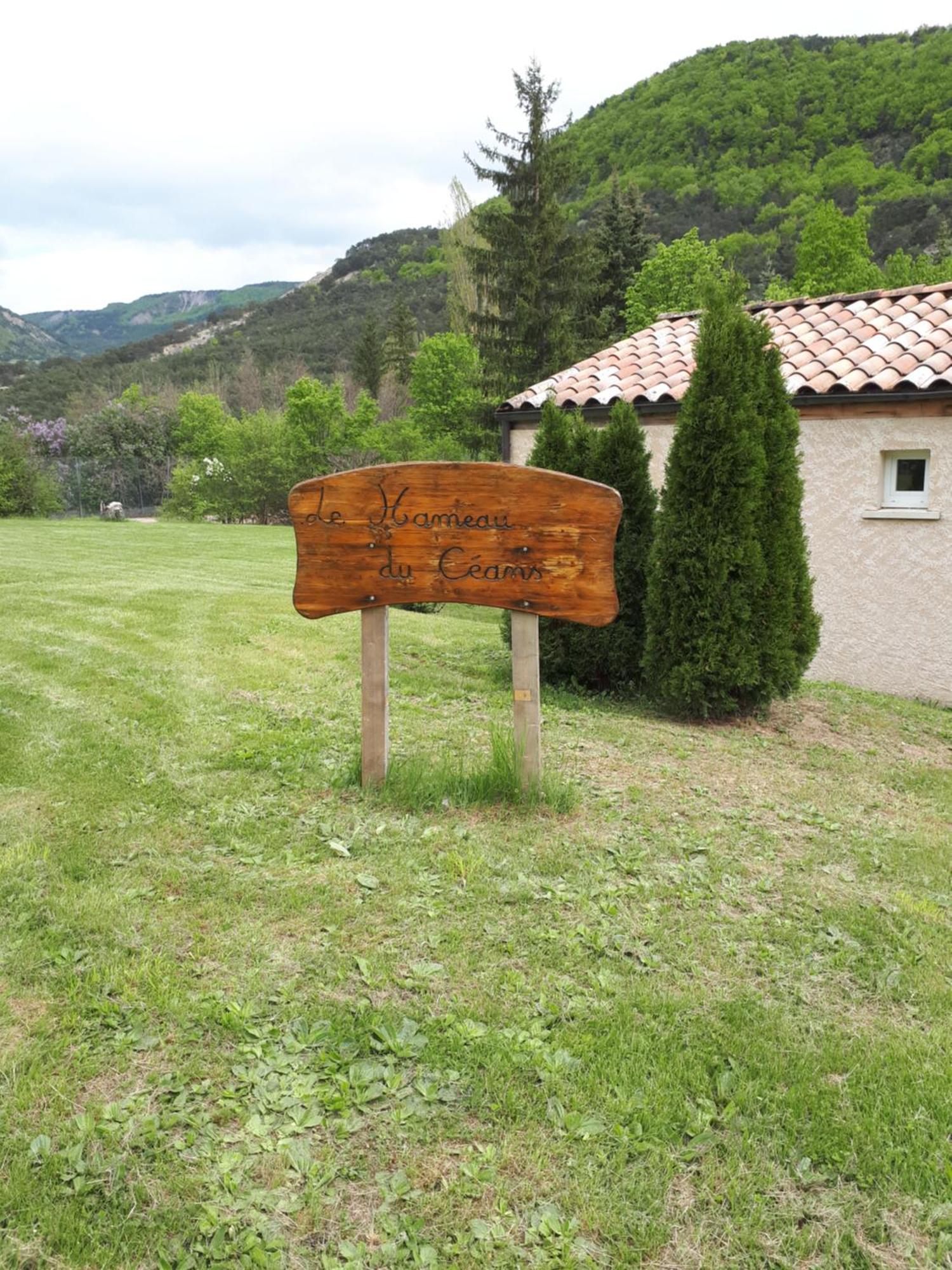 Logis Hotel Le Ceans Orpierre Exteriör bild